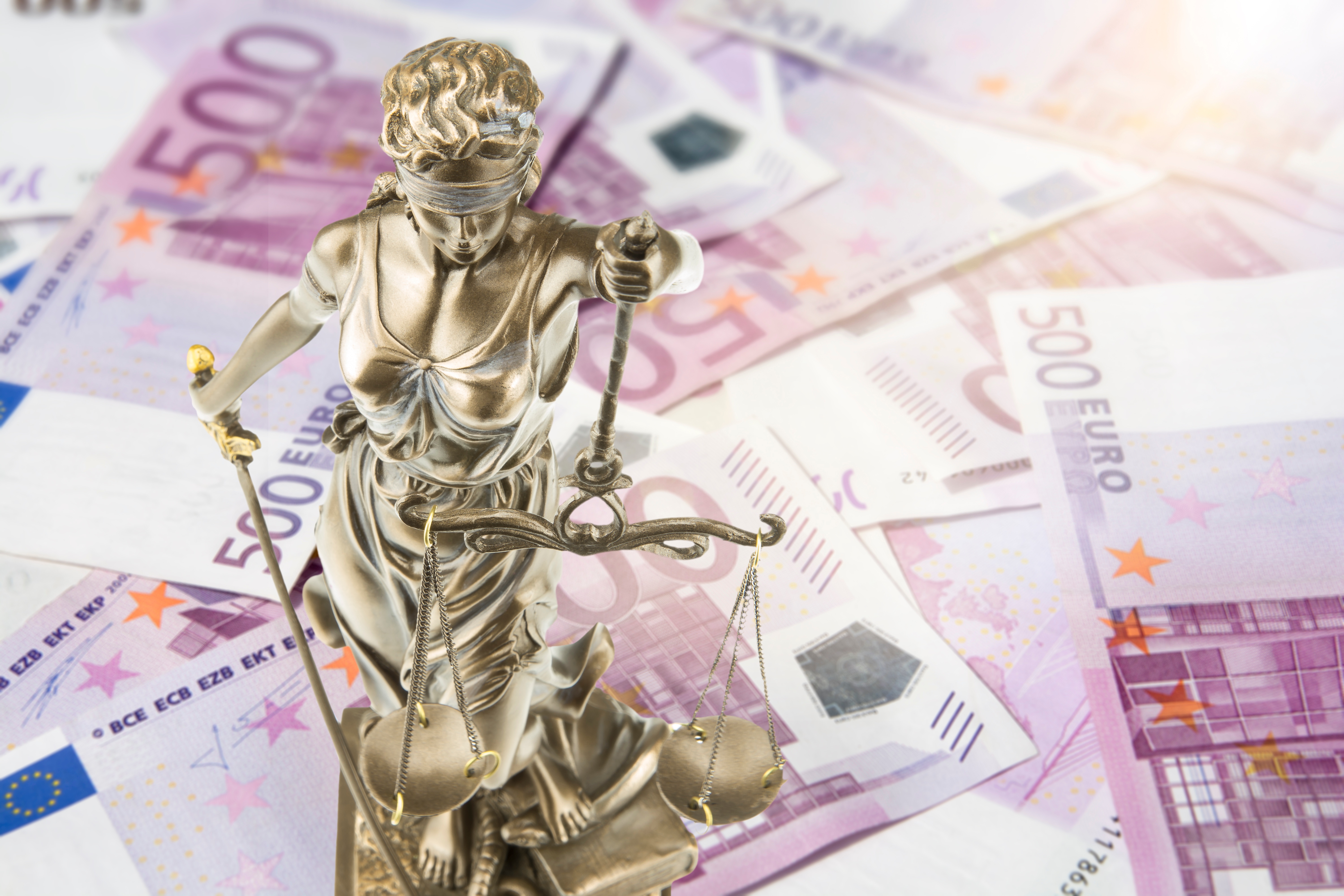 Justitia Statue mit Geldscheinen - Symbol für Unterhaltsrecht und Abfindung