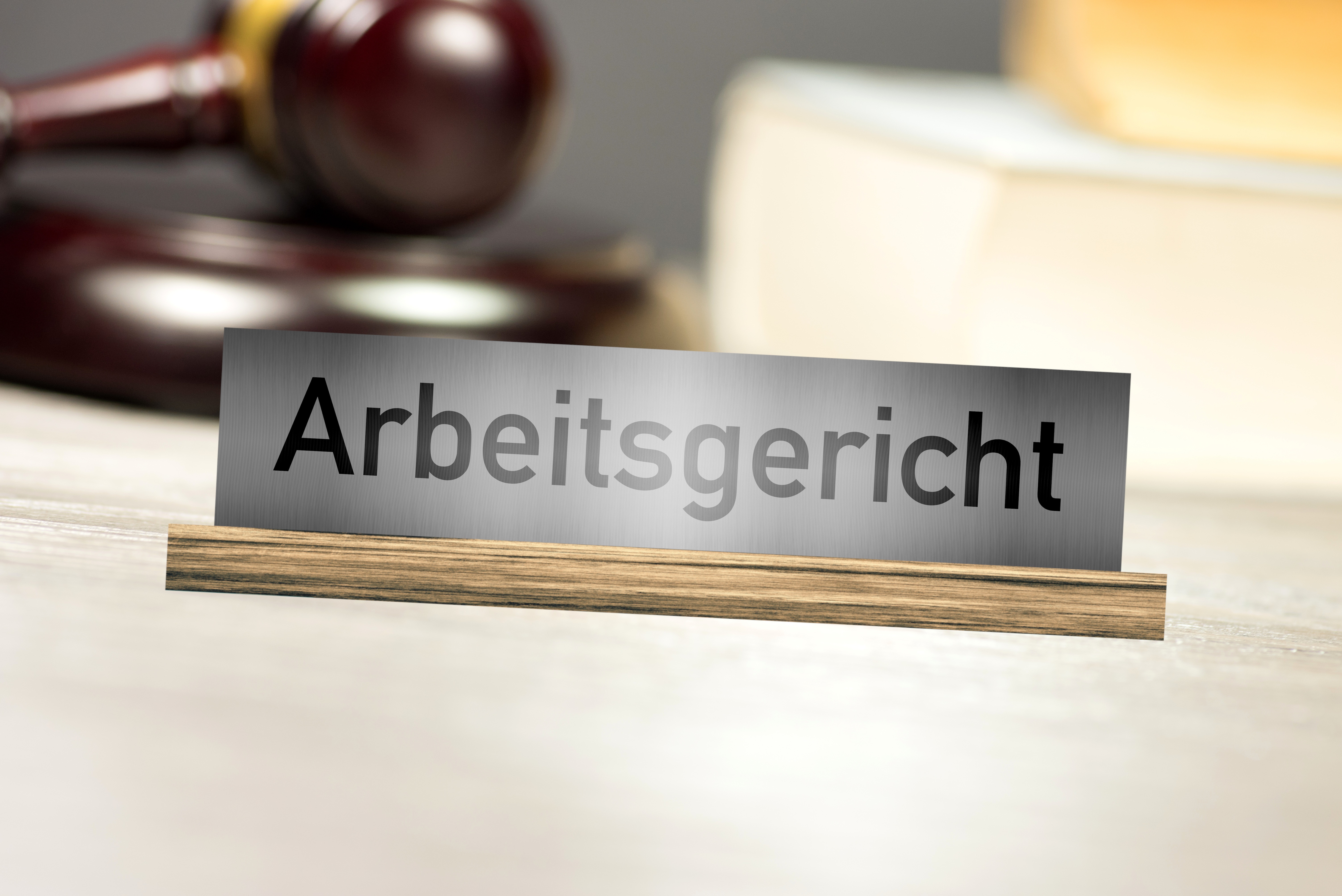 Arbeitsgericht Schild mit Richterhammer