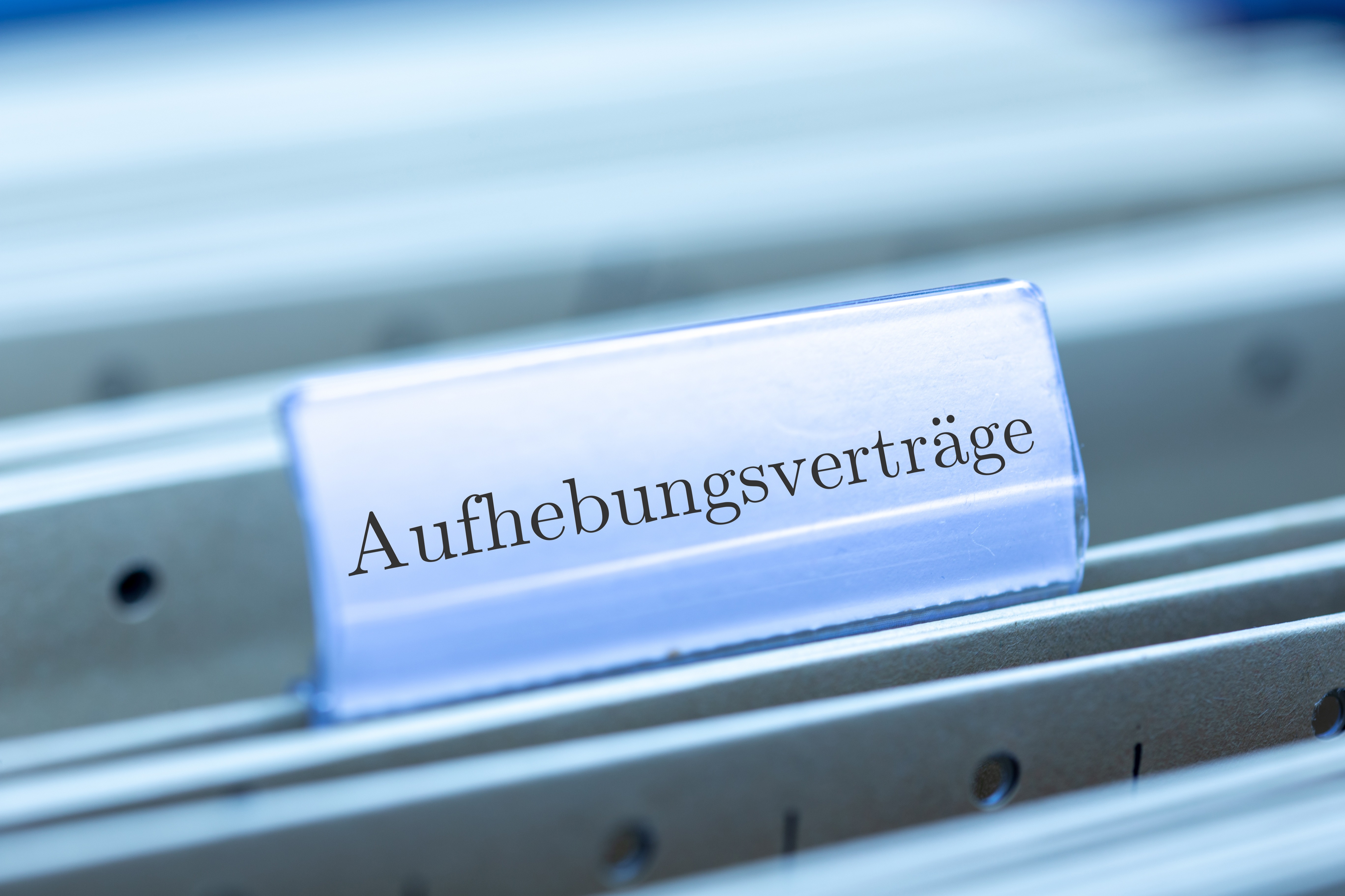 Aktenordner mit Aufhebungsverträge-Beschriftung
