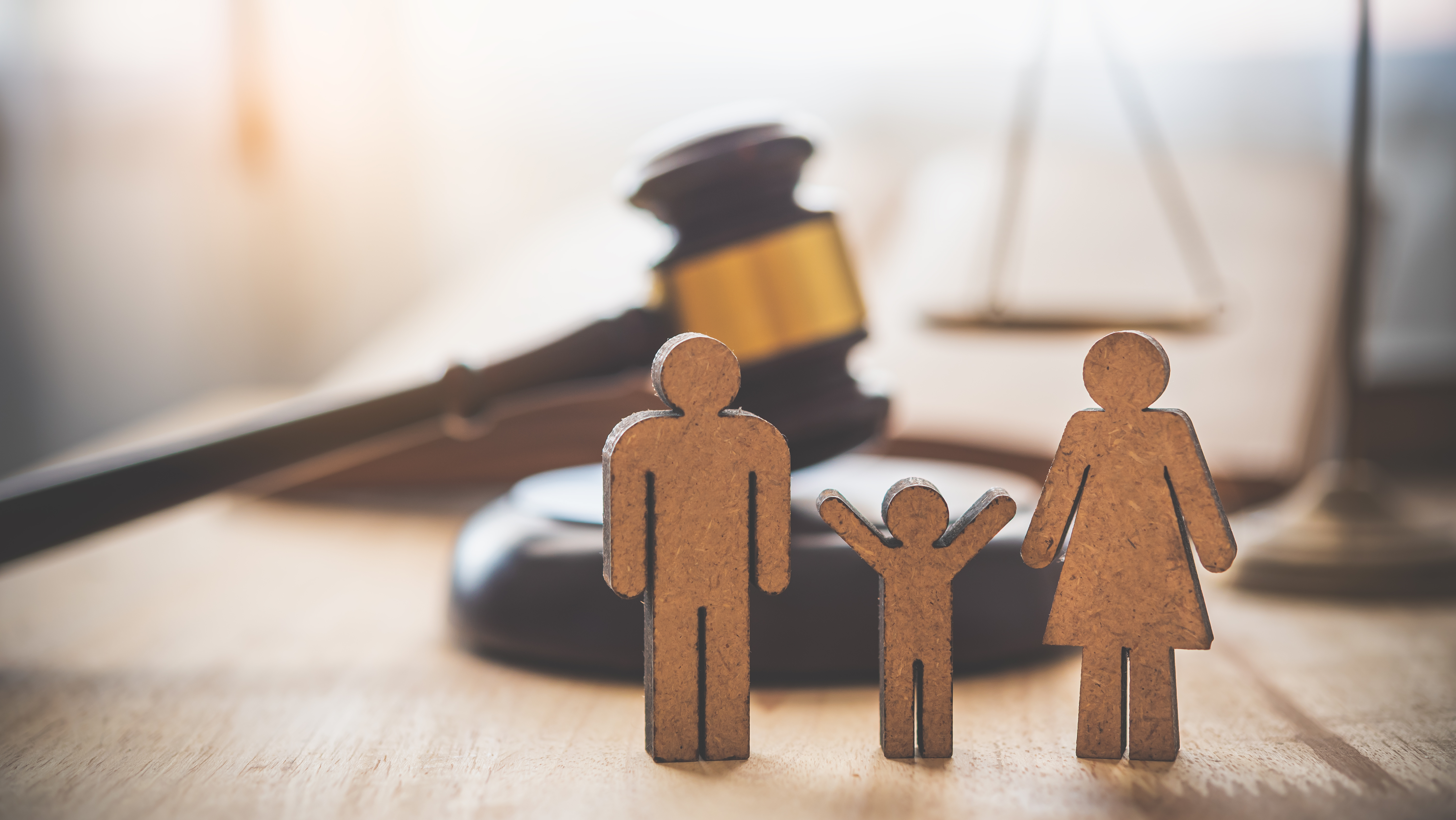 Familienrecht - Familie mit Richterhammer