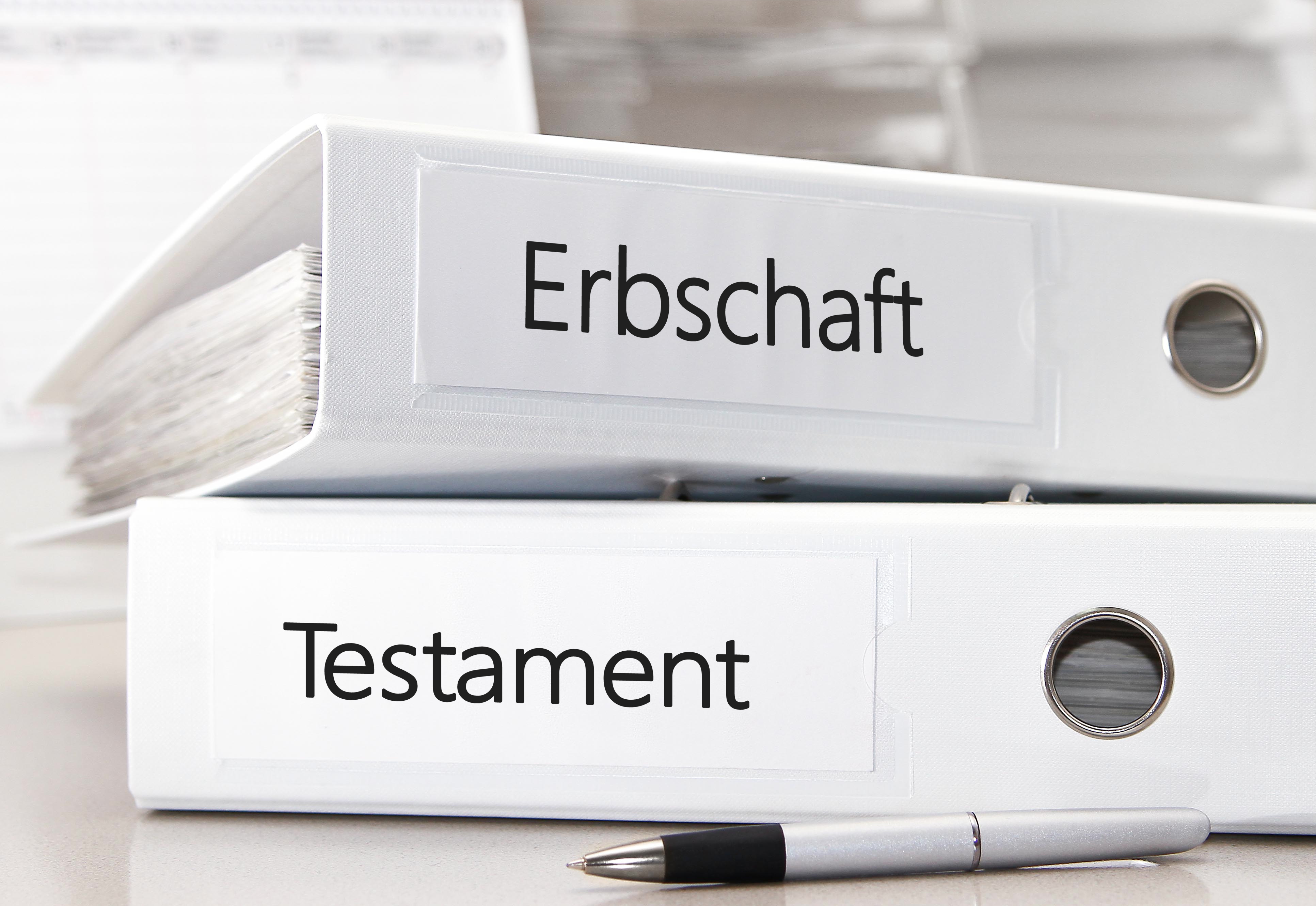 Ordner mit Beschriftung Erbschaft und Testament