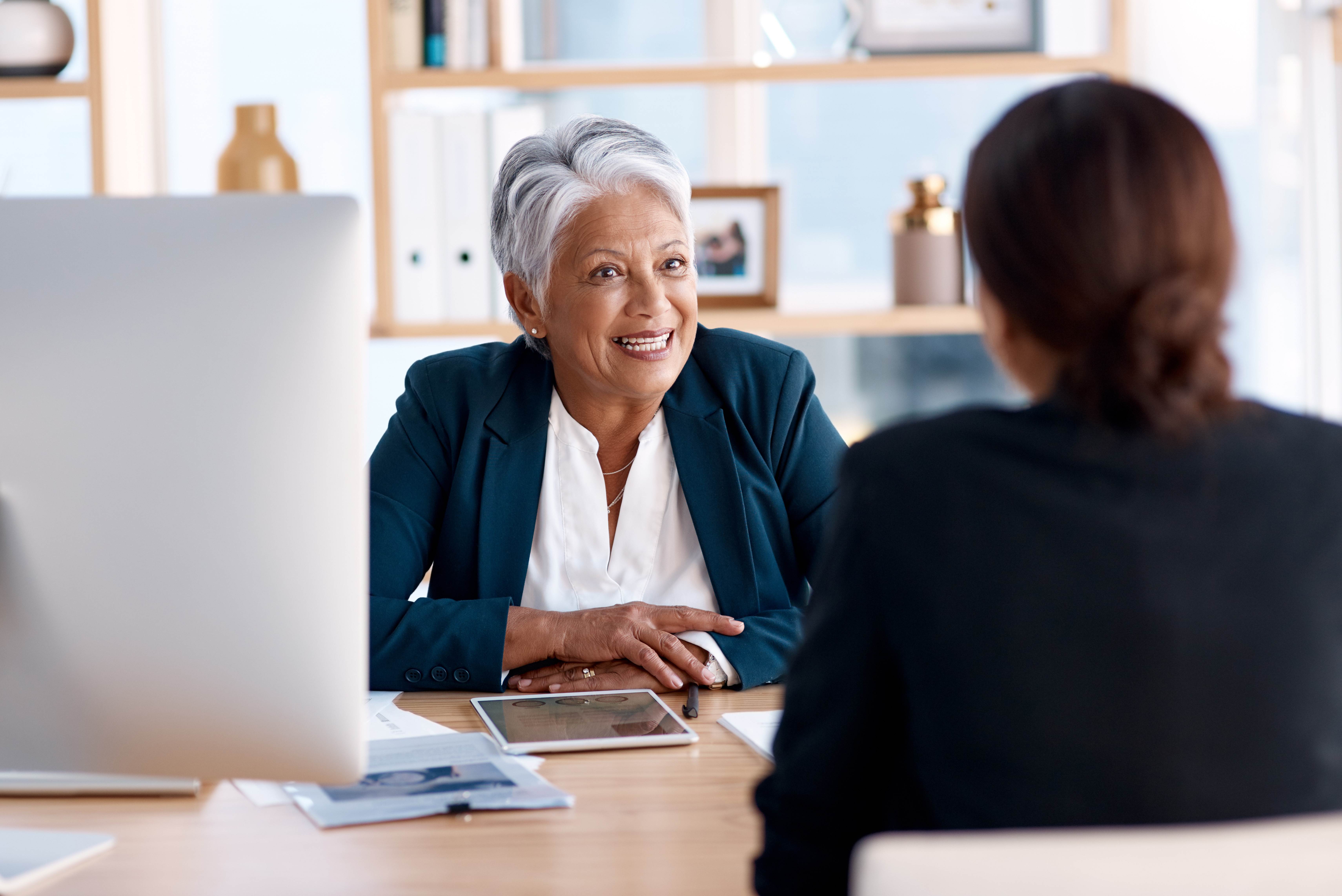 Professionelles Personalgespräch zwischen zwei Geschäftsfrauen