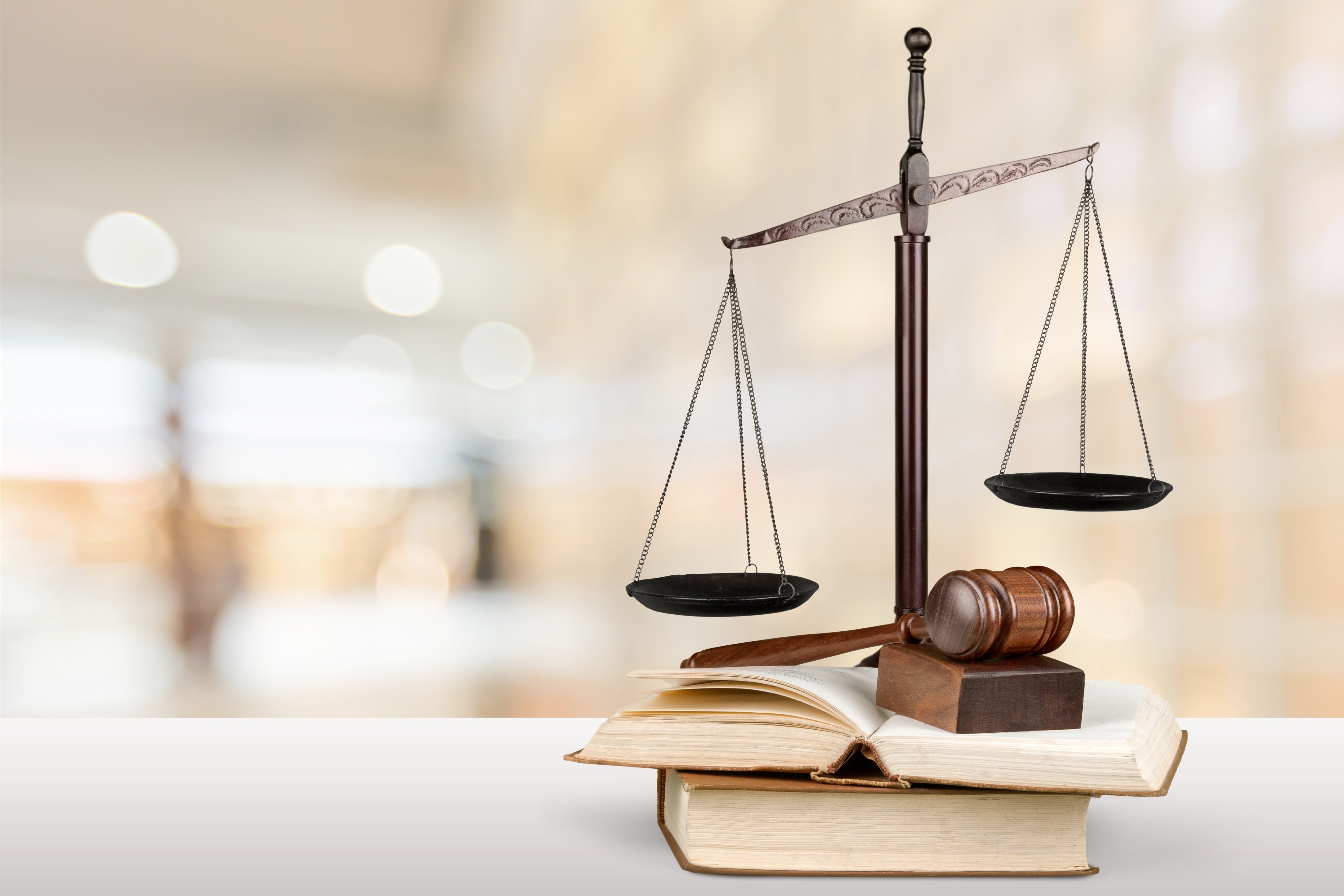 Waage der Gerechtigkeit mit Gesetzbüchern