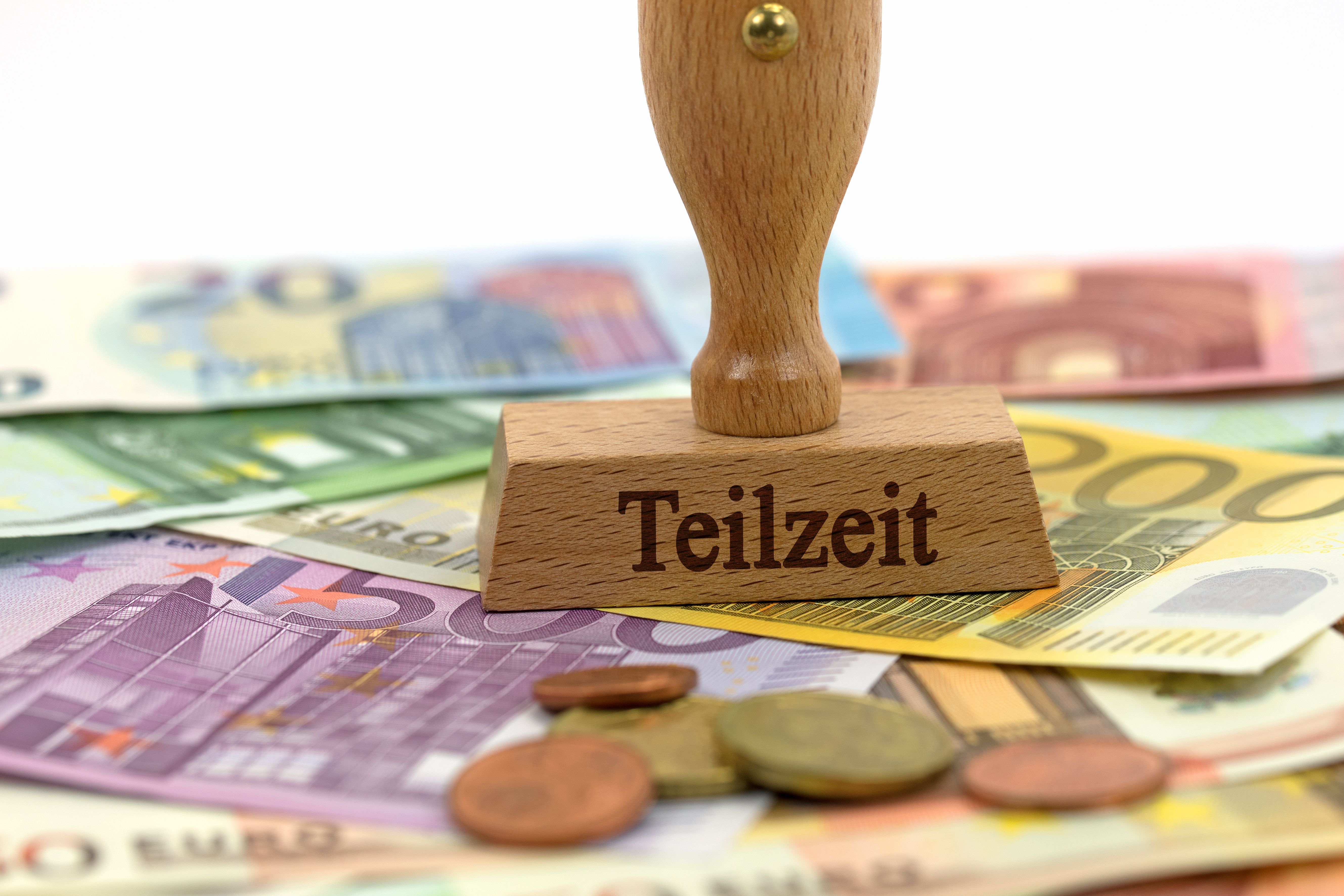 Stempel mit Teilzeit-Schriftzug auf Euro-Geldscheinen